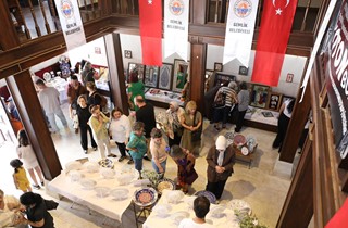 Zeytin Dalından Sırlı Gurbete Çini Sergisi Gemliklilerle Buluştu